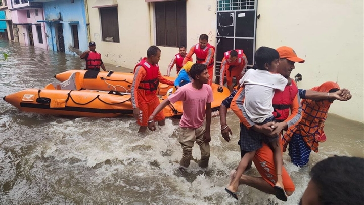 Lũ lụt khủng khiếp ở Ấn Độ và Nepal, gần 200 người chết