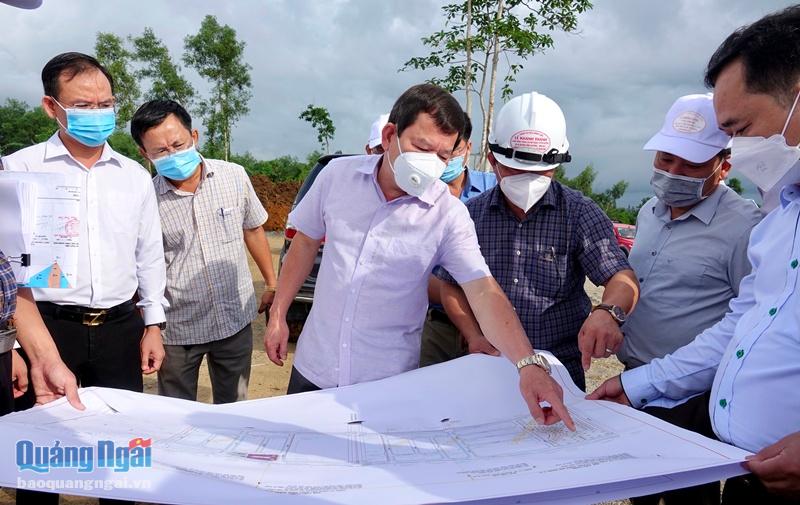 Chủ tịch UBND tỉnh Đặng Văn Minh kiểm tra dự án Xây dựng cơ sở hạ tầng Khu tái định cư Vạn Tường