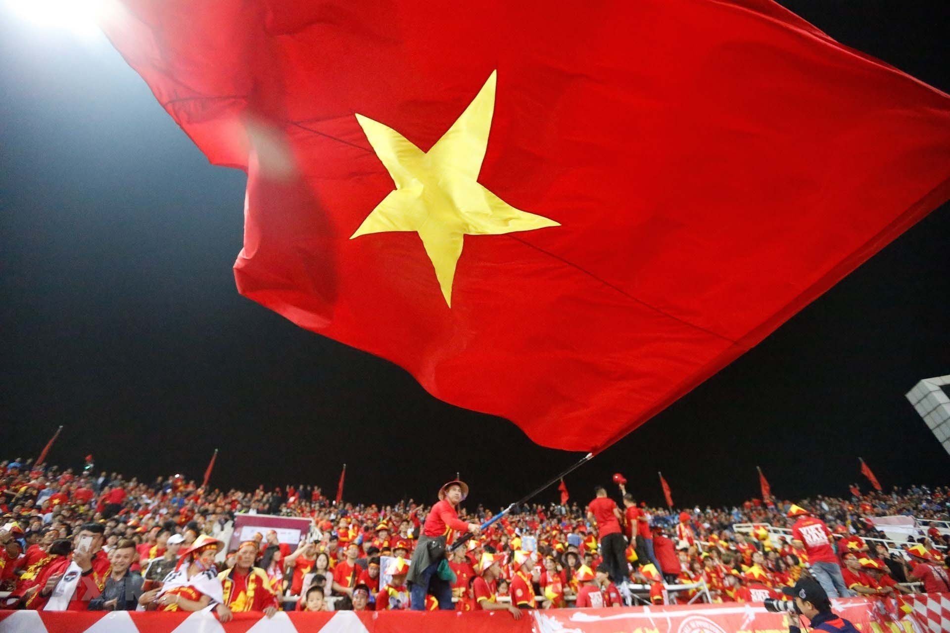 Khán giả trên sân Mỹ Đình cổ vũ cuồng nhiệt cho đội tuyển Việt Nam. (Ảnh: TTXVN)