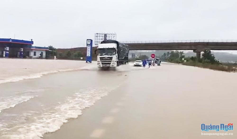 Quốc lộ 1, đoạn qua thôn Trì Bình, xã Bình Nguyên (Bình Sơn) bị ngập sâu