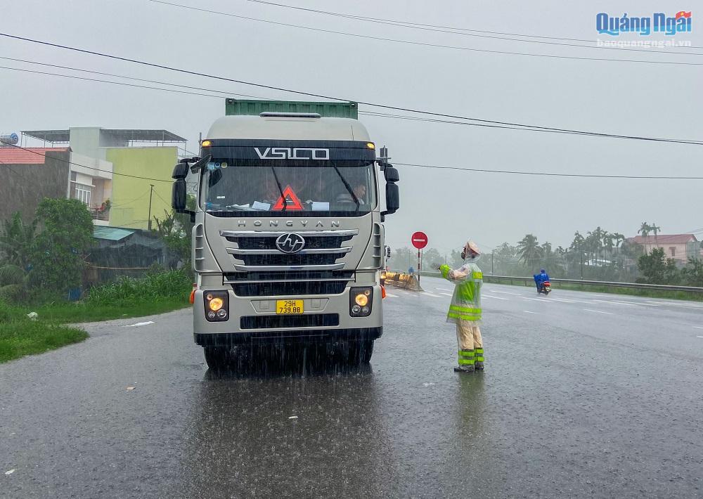 Lực lượng CSGT nhắc nhở các phương tiên di chuyển lên cao tốc Đà Nẵng-Quảng Ngãi để ra Bắc