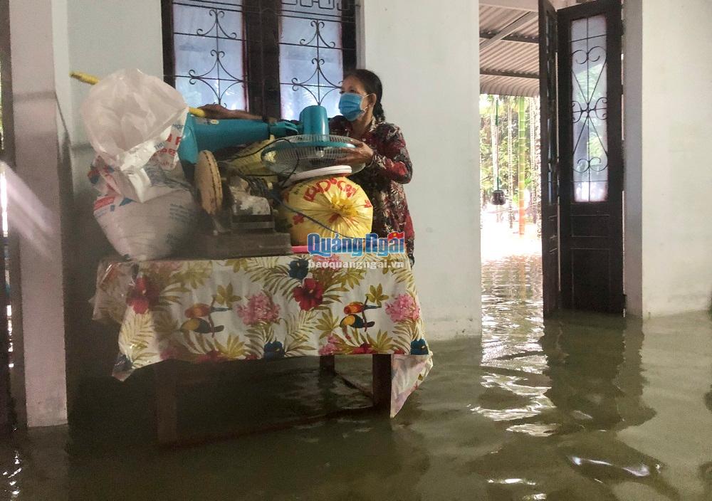 Ngôi nhà của bà Phạm Thị Thu Hương ở đội 6, thôn Kỳ Thọ Bắc, xã Hành Đức (Nghĩa Hành) bị nước lũ tấn công