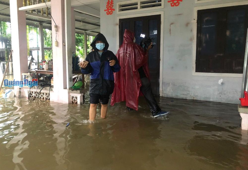 Có hơn 750 ngôi nhà của các hộ dân ở 4 xã, thị trấn của Nghĩa Hành bị nước lũ tấn công