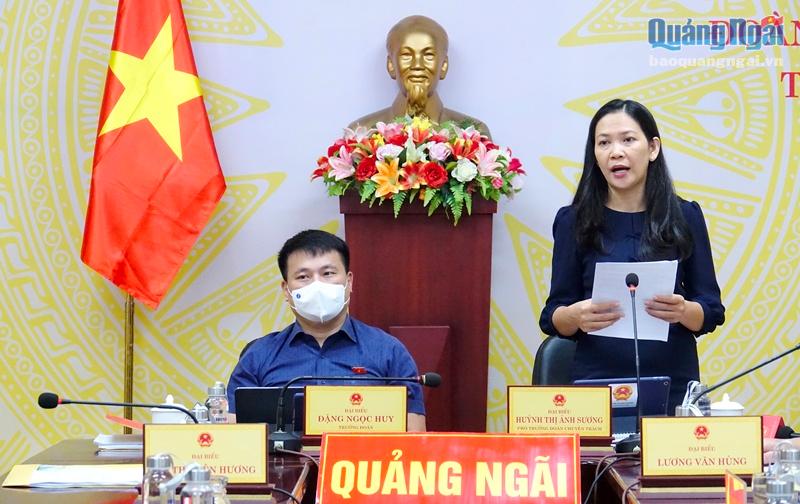Đại biểu Huỳnh Thị Ánh Sương- Phó Trưởng đoàn chuyên trách Đoàn ĐBQH tỉnh phát biểu thảo luận tại tổ