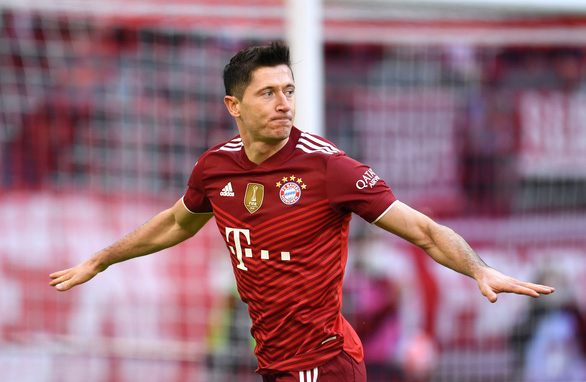 Lewandowski lại ghi bàn giúp Bayern duy trì ngôi đầu