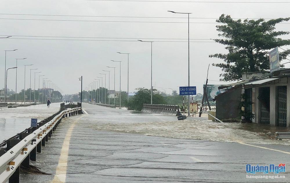 Quốc lộ 1 đoạn qua huyện Bình Sơn bị ngập nặng