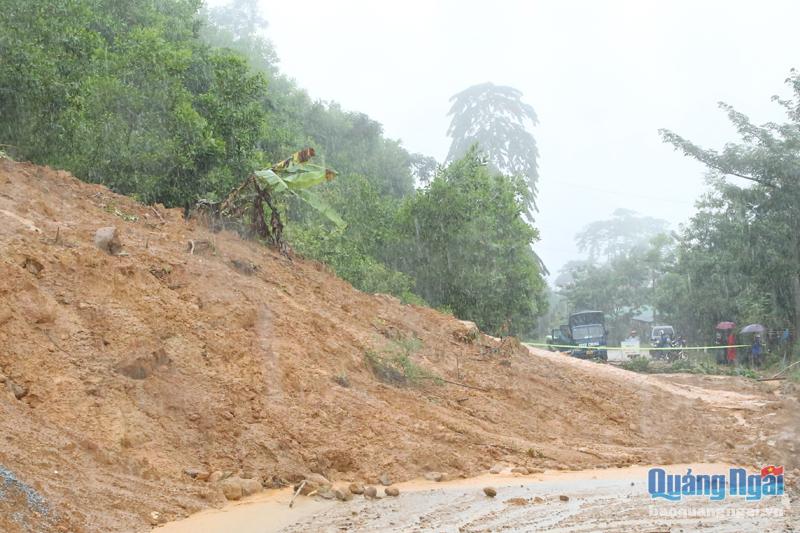 Huyện Sơn Tây đang huy động phương tiện để dọn đất đá nhằm sớm thông đường.