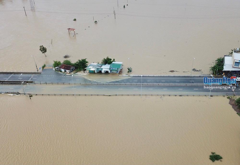 Nước lũ tràn qua Quốc lộ 1 đoạn thuộc huyện Bình Sơn