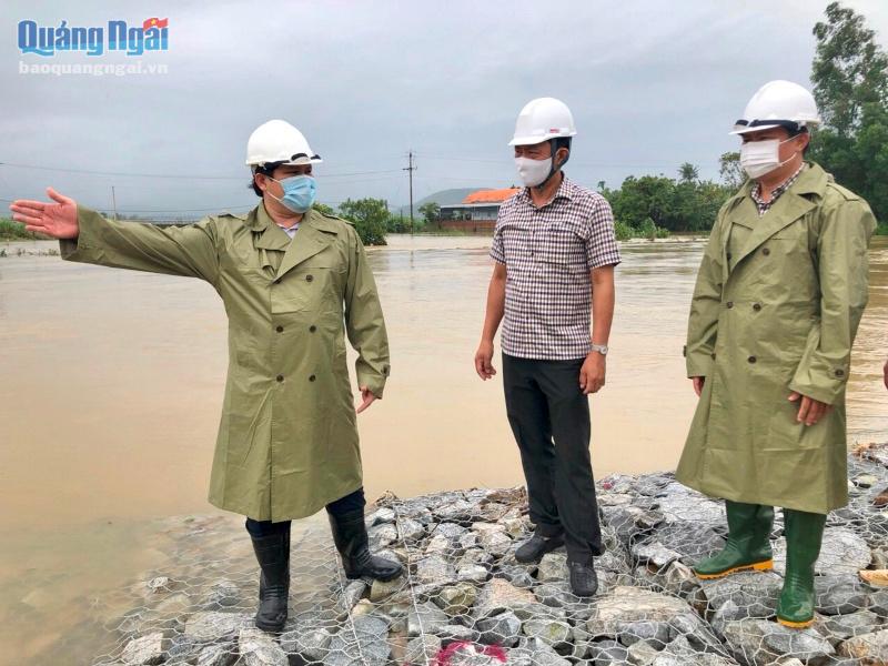 Phó Chủ tịch UBND tỉnh Trần Phước Hiền kiểm tra các công trình kè trên địa bàn TX.Đức Phổ
