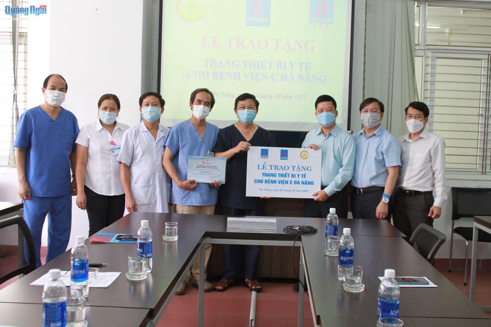 Đại diện BSR trao biển tượng trưng số tiền tài trợ cho bệnh viện C Đà Nẵng