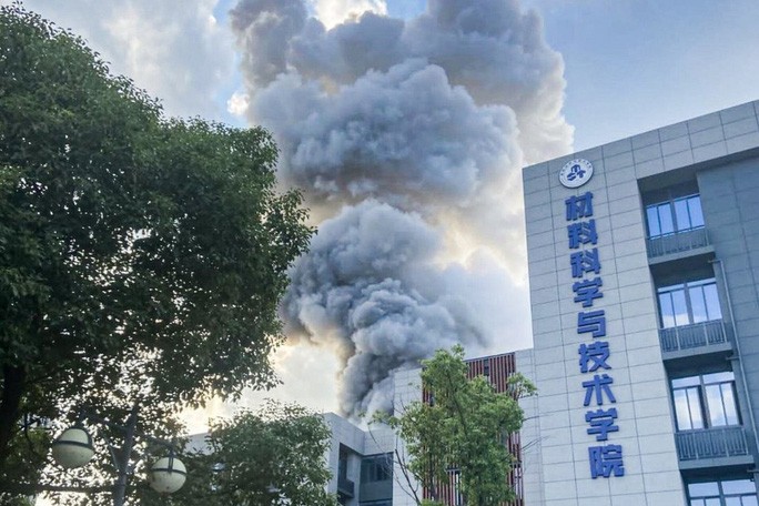 Khói bốc lên sau vụ nổ ngày 24-10 tại Trường ĐH Hàng không và Du hành Vũ trụ Nam Kinh (NUAA). Ảnh: Weibo