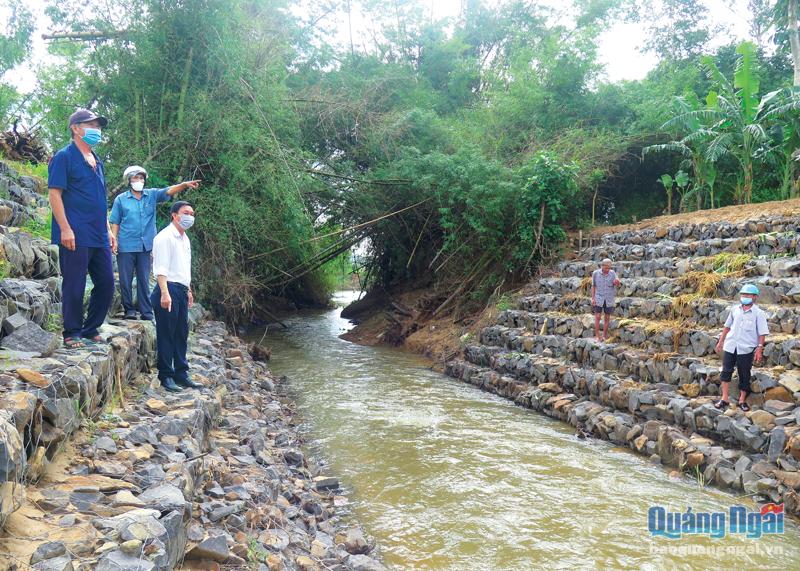 Cán bộ xã Bình Minh (Bình Sơn) kiểm tra hiện trường thi công kè mương tiêu nước Xóm Xoi.                                               