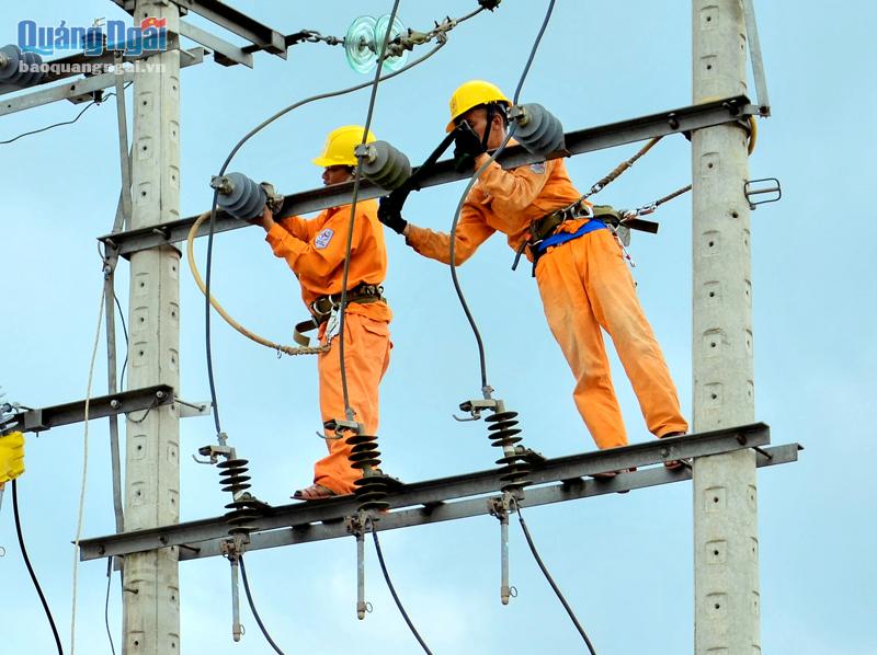 Công nhân đang nâng cấp lưới điện hạ áp nông thôn trên địa bàn huyện Minh Long.