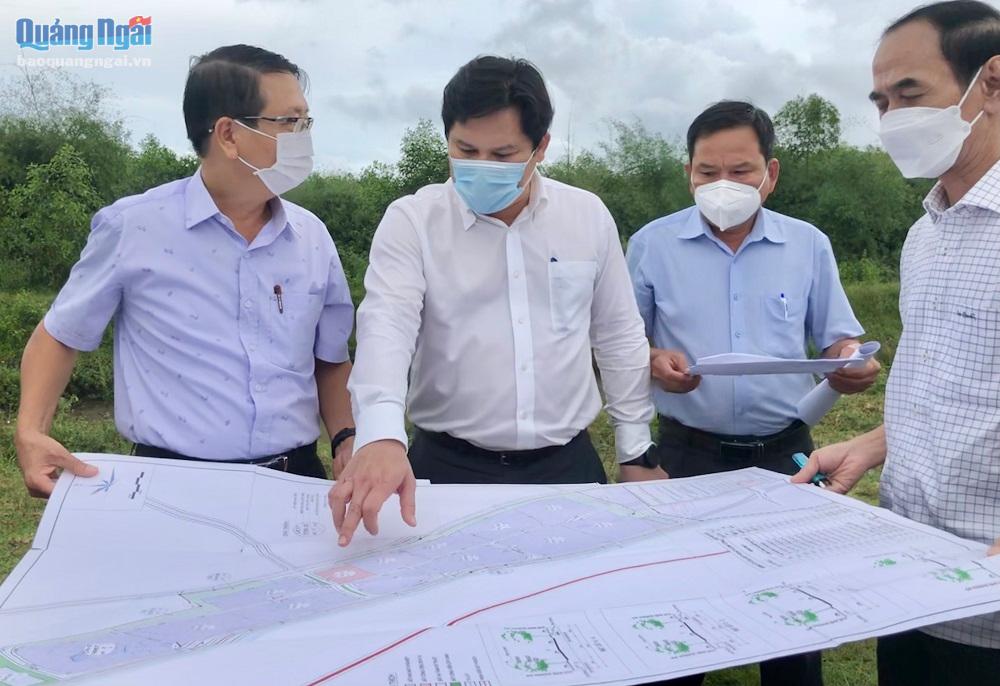 Phó Chủ tịch UBND tỉnh Trần Phước Hiền kiểm tra thực tế tại CCN thị trấn Mộ Đức