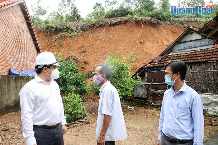 Phó Chủ tịch UBND tỉnh Trần Phước Hiền kiểm tra tình hình sạt lở tại núi Châu Má (thị trấn Châu Ổ, huyện Bình Sơn)