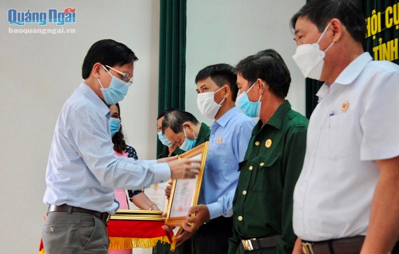 Chủ tịch Hội CCB tỉnh Nguyễn Tấn Lâm trao Bằng khen cho các cá nhân