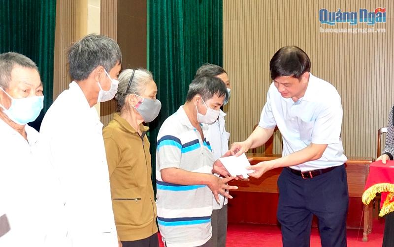 Đoàn công tác TP.Hồ Chí Minh thăm, tặng quà cho người dân nghèo huyện Sơn Tịnh