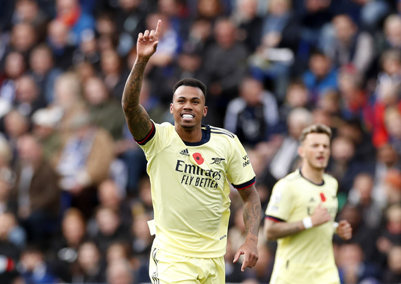 Smith-Rowe ăn mừng bàn nâng tỉ số lên 2-0 cho Arsenal - Ảnh: REUTERS