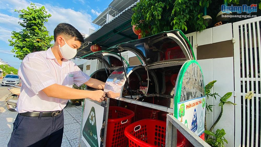 Em Nguyễn Võ Hoàng Nhân dành nhiều tâm huyết cho Dự án “Khởi nghiệp với thùng rác thông minh kết hợp với du lịch”.