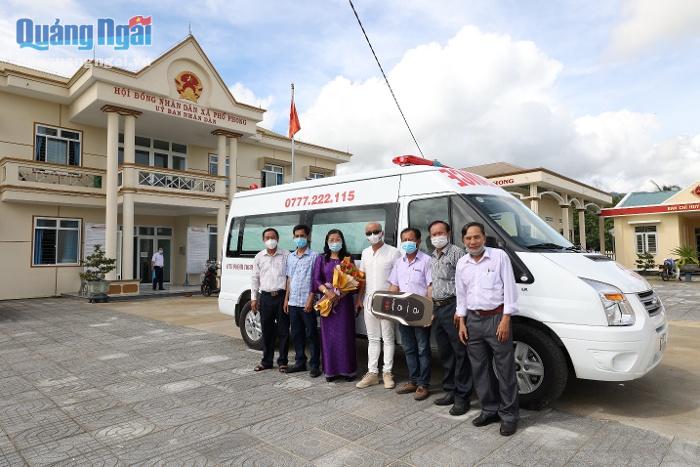 Hội đồng hương xã Phổ Phong và KTS.Phạm Thanh Truyền (thứ 4 từ trái qua) bàn giao xe cứu thương cho chính quyền địa phương