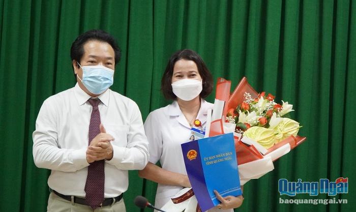 Phó Chủ tịch UBND tỉnh Võ Phiên trao Quyết định và tặng hoa chúc mừng tân Phó Giám đốc Bệnh viện đa khoa tỉnh