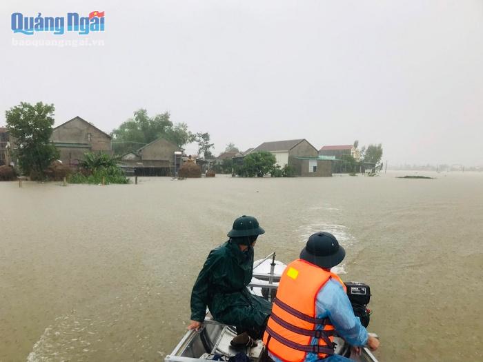 Cán bộ, chiến sỹ Ban CHQS huyện Bình Sơn vượt mưa lũ để vào thôn Long Vĩnh, xã Bình Long, giúp các hộ dân ở đây di dời đến nơi an toàn