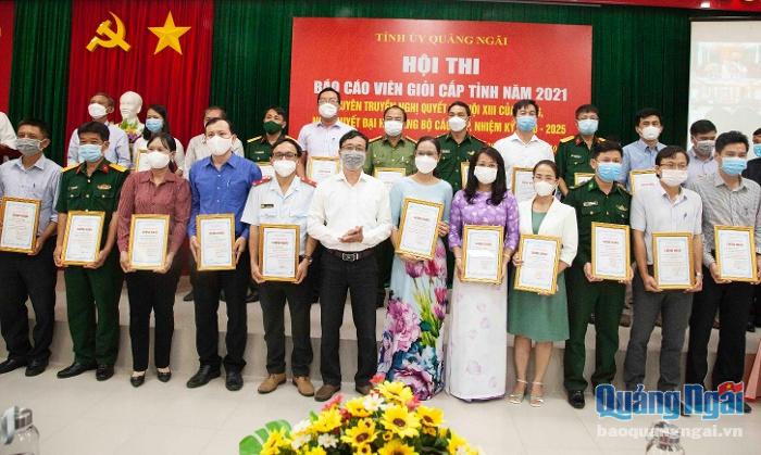 Phó Trưởng ban Thường trực Ban Tổ chức Tỉnh ủy Huỳnh Đức Minh trao giấy chứng nhận tham gia hội thi cho các thí sinh