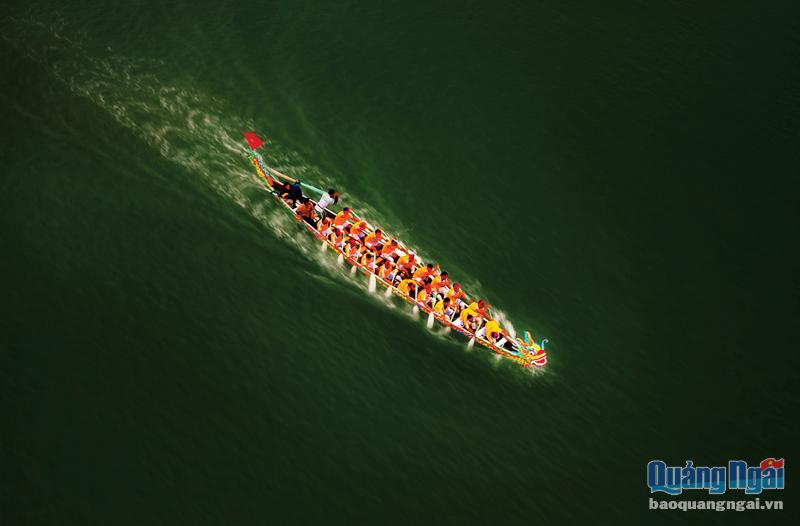 Tác phẩm “Đua thuyền mừng Xuân ở Mỹ Khê” của Tuấn Nguyễn đoạt giải Nhất cuộc thi ảnh Sport của Agora.