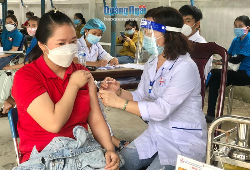 Tiêm vắc xin phòng Covid-19 cho công nhân KCN Tịnh Phong (Sơn Tịnh). Ảnh: PV