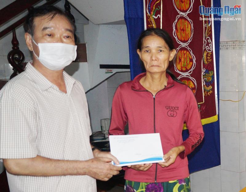 Quỹ Hỗ trợ ngư dân tỉnh trao tiền hỗ trợ cho gia đình ngư dân tại xã Bình Chánh (Bình Sơn).                                           Ảnh: PV