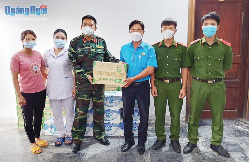 Lãnh đạo Công đoàn Viên chức tỉnh trao quà hỗ trợ lực lượng làm nhiệm vụ ở khu cách ly tập trung tại khu du lịch Thiên Đàng (Bình Sơn).
