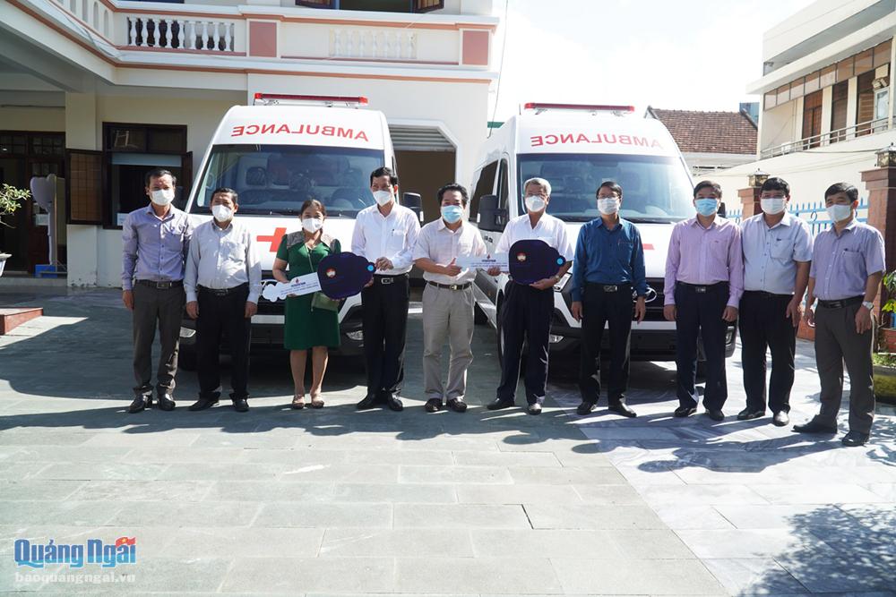 Tập đoàn Dầu khí Việt Nam tặng tỉnh Quảng Ngãi 2 xe cứu thương