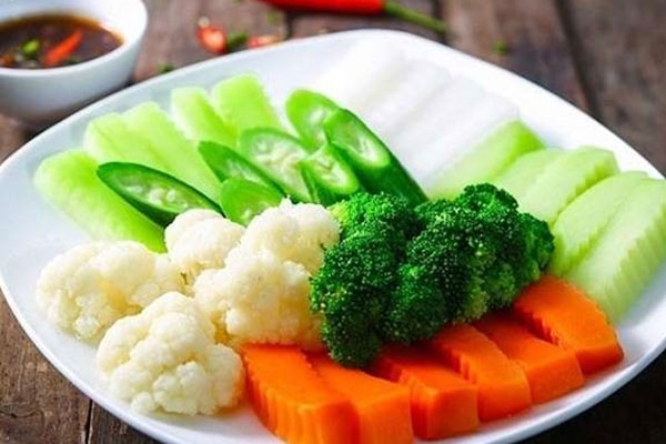 Nên ăn nhiều rau xanh, đặc biệt là cà rốt.