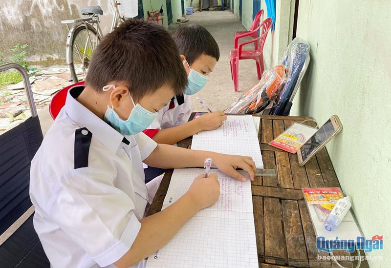 Phòng trọ chật chội, nên hai anh em Trương Quang Huy và Trương Gia Hoàng tận dụng hành lang làm nơi học trực tuyến.
