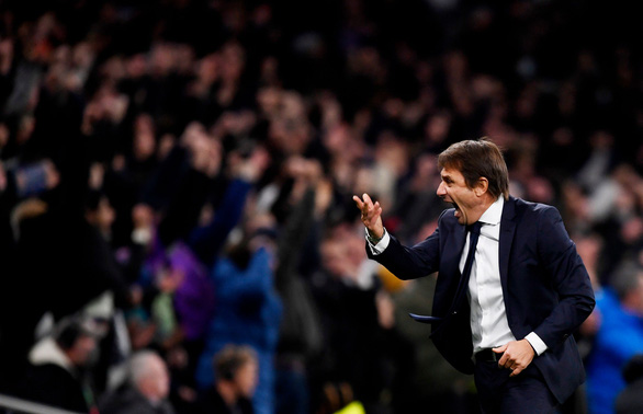 HLV Antonio Conte phấn khích với chiến thắng trong ngày ra mắt ở Tottenham - Ảnh: Reuters