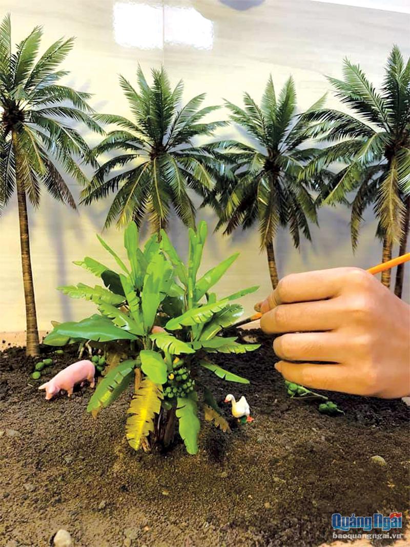 Sản phẩm mô hình cây tả thực của anh Lê Mỹ Dặm mang đậm dấu ấn làng quê Việt Nam. Ảnh: HẢI CHÂU
