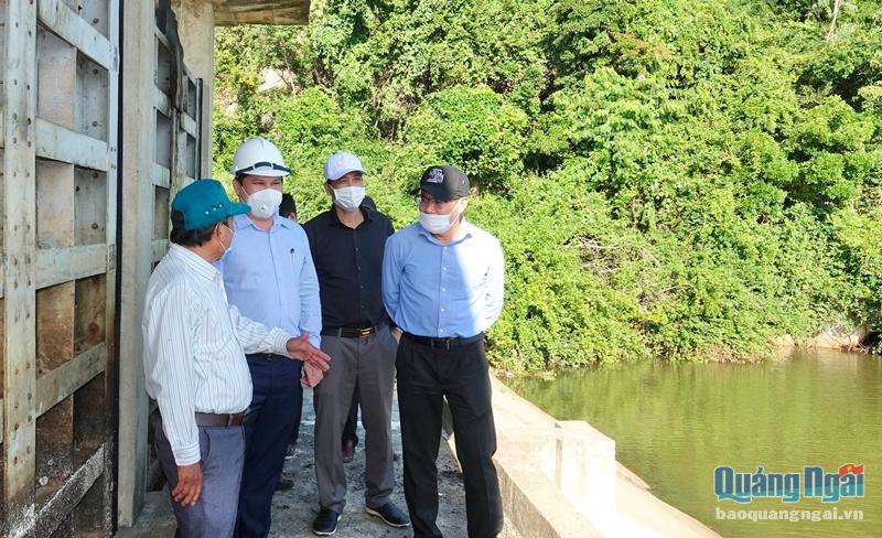 Phó Chủ tịch UBND tỉnh Trần Phước Hiền cùng các sở, ngành liên quan đi kiểm tra thực tế công tác khắc phục hậu quả mưa lũ tại TX.Đức Phổ
