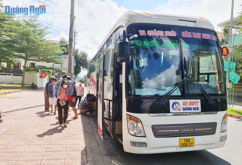 Ngoài tuyến xe buýt TP.Quảng Ngãi - Sân bay Chu Lai, thì hiện nay giữa Quảng Ngãi và Quảng Nam chưa có tuyến xe buýt liên tỉnh.  Ảnh: L.Đ