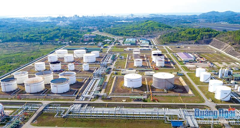 Nhà máy Lọc dầu Dung Quất đóng góp quan trọng cho phát triển kinh tế của tỉnh.                                                                 