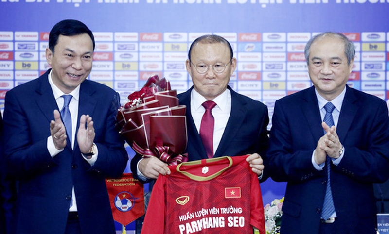 VFF và HLV Park Hang Seo gia hạn hợp đồng vào năm 2019 - Ảnh: NAM KHÁNH