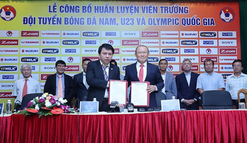 HLV Park Hang Seo đến Việt Nam và ký hợp đồng đầu tiên vào năm 2017 - Ảnh: NAM KHÁNH