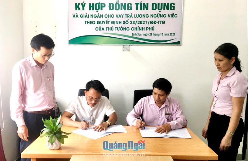 Phòng Giao dịch Ngân hàng CSXH huyện Bình Sơn và Công ty TNHH MTV TM và DVKT Nam Ngãi ký hợp đồng tín dụng cho vay trả lương cho người lao động ngừng việc. 