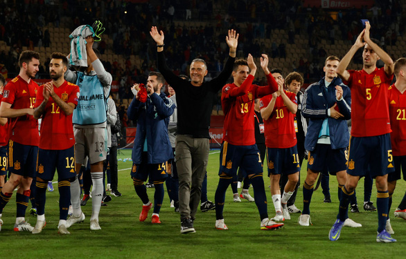 Niềm vui của các cầu thủ Tây Ban Nha sau khi giành vé dự World Cup 2022 - Ảnh: Reuters
