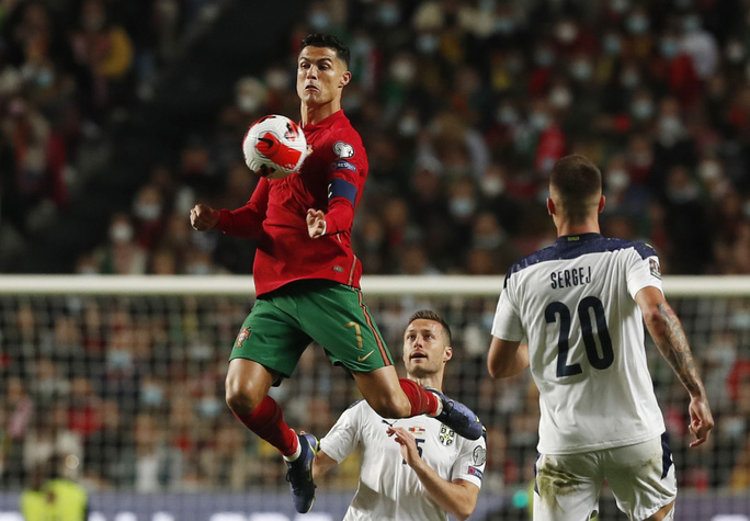 Ronaldo thi đấu năng nổ nhưng không hiệu quả trước hàng thủ Serbia