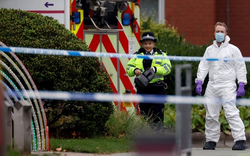 Cảnh sát Anh tại hiện trường vụ nổ xe taxi ở Bệnh viện Phụ nữ Liverpool, Anh, ngày 15/11/2021. (Ảnh: Reuters)