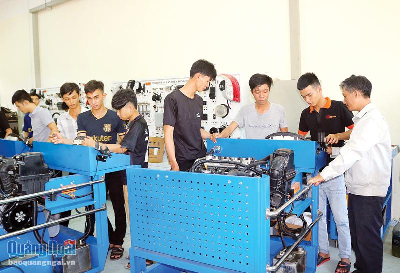 Trường Cao đẳng Việt Nam - Hàn Quốc - Quảng Ngãi có nhiều ngành nghề mới thu hút học viên theo học.            Ảnh: Tr.Phương