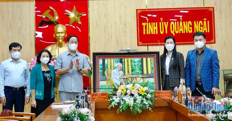 Thượng tướng Trần Quang Phương, Ủy viên Trung ương Đảng, Phó Chủ tịch Quốc hội tặng tranh lưu niệm cho lãnh đạo tỉnh Quảng Ngãi