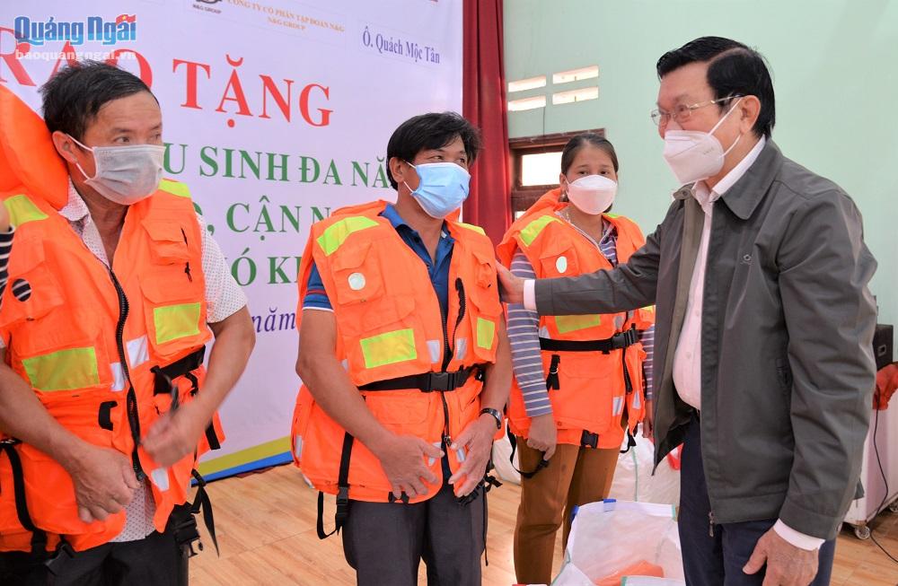 Tặng hơn 1.600 áo phao cứu sinh cho ngư dân Quảng Ngãi