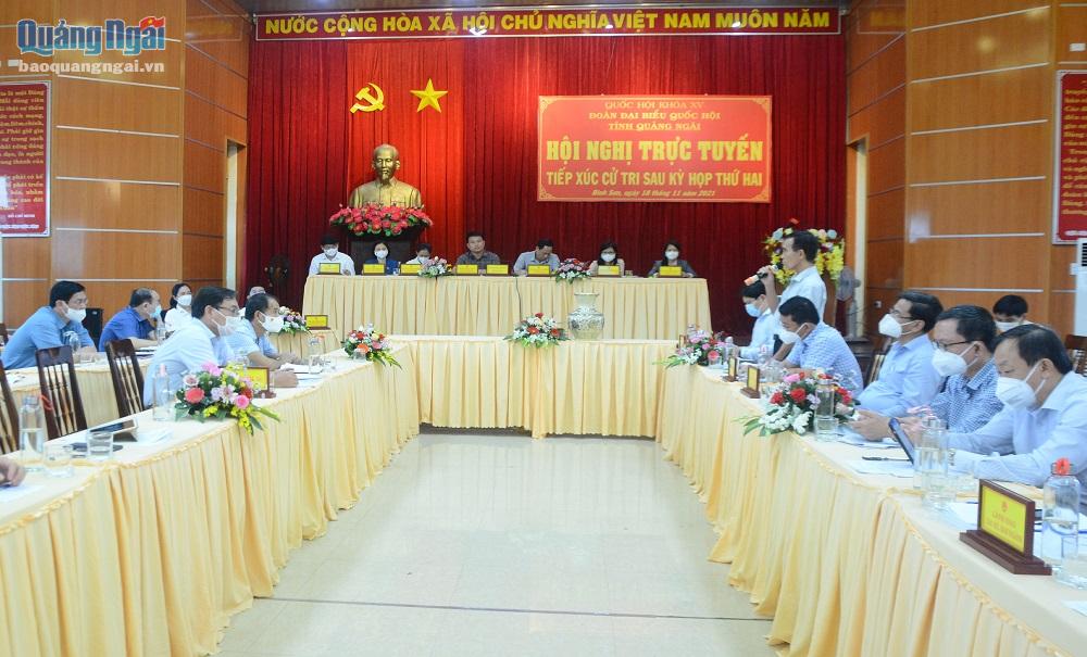 Các đại biểu tham dự hội nghị TXCT tại điểm cầu trung tâm huyện Bình Sơn.