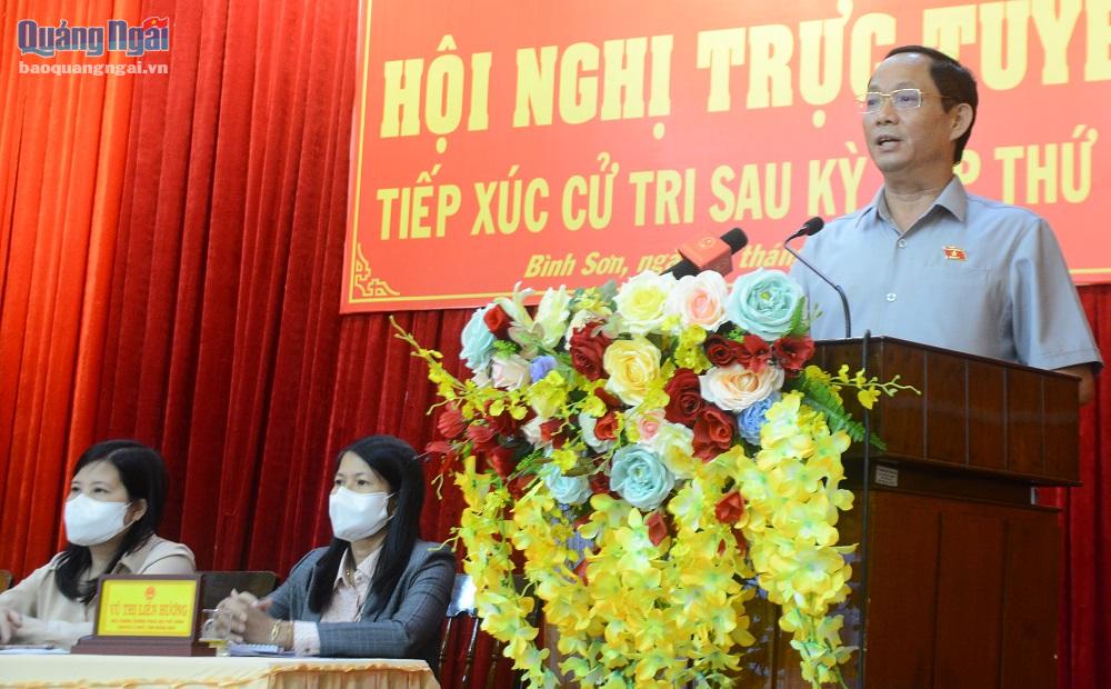 Phó Chủ tịch Quốc hội Trần Quang Phương trả lời kiến nghị của cử tri. 